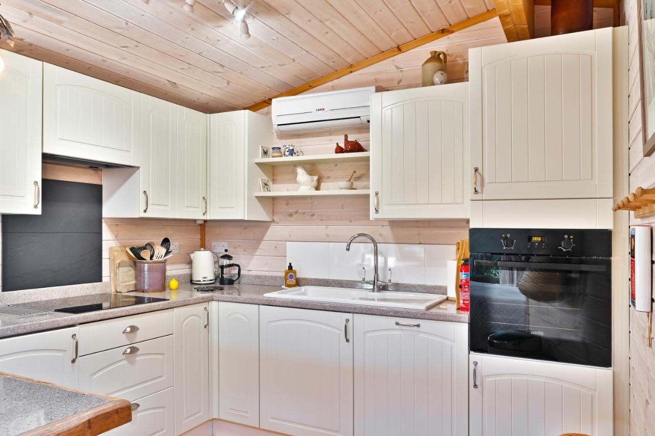The Lodge - Luxury Lodge With Super King Size Bed, Kitchen & Shower Room Hurstpierpoint 외부 사진