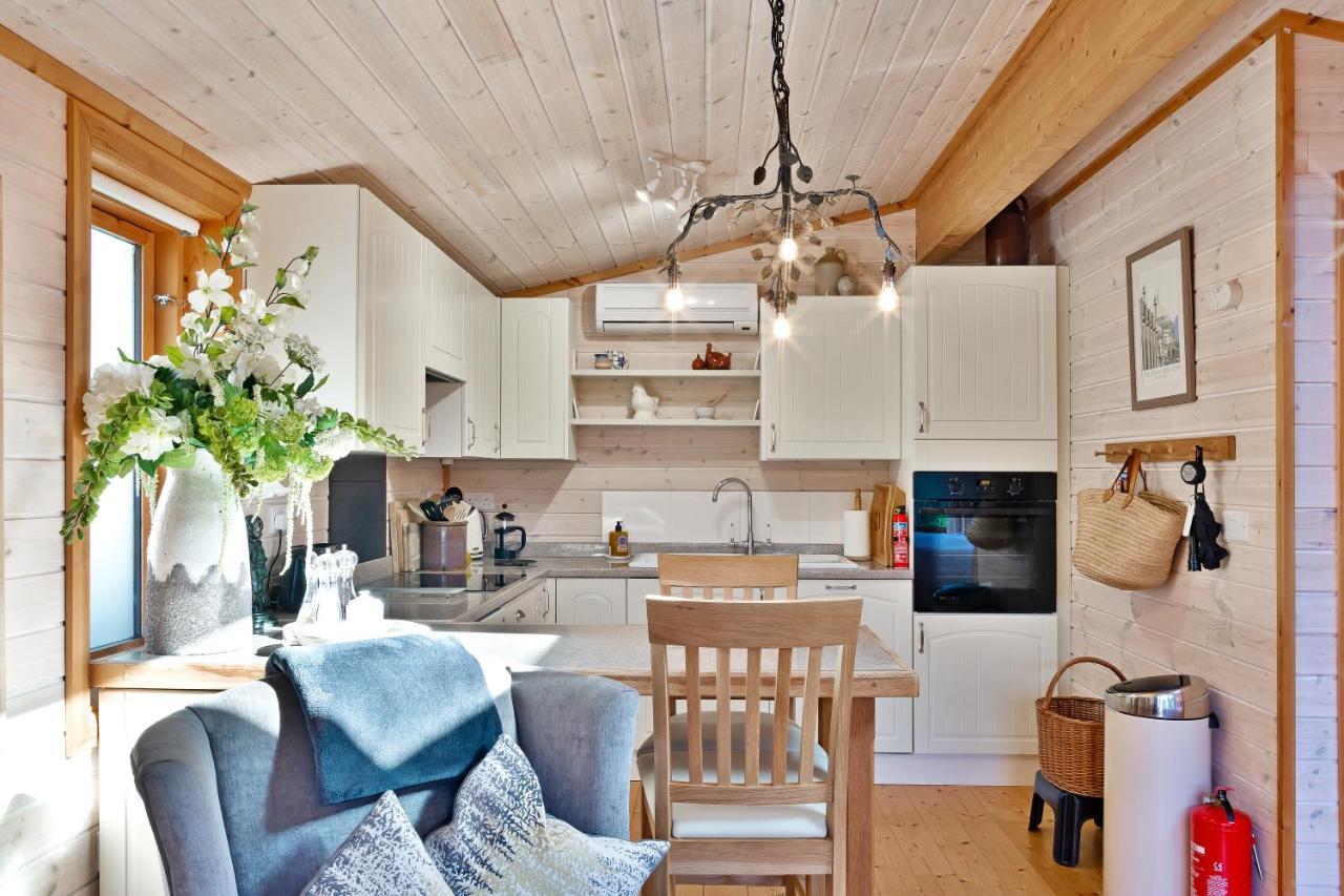 The Lodge - Luxury Lodge With Super King Size Bed, Kitchen & Shower Room Hurstpierpoint 외부 사진